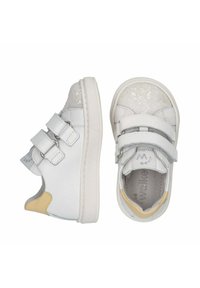 Sneakers bianchi con due cinturini in Velcro, punta lucida e glitterata, e un sottile accento giallo sul tallone. Pelle liscia e suola in gomma.