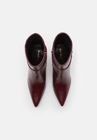 Bordowe skórzane botki za kostkę z szpiczastym noskiem, zamek błyskawiczny i subtelne złote akcenty. Gładka faktura z polerowanym wykończeniem.