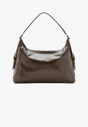 Smeđa kožna torba s glatkom teksturom, zakrivljenog oblika i jednim remenom za nošenje na ramenu. Ima zatvaranje na patentni zatvarač i detalj s rese.