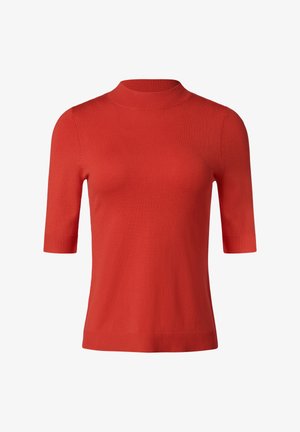 Czerwona dzianinowa bluzka z krótkim rękawem o wysokim dekolcie i prążkowanych mankietach. Charakteryzuje się gładką teksturą i dopasowanym krojem. Brak widocznych wzorów lub akcentów.