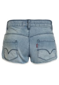 Lichtblauwe denim shorts met een rafelige zoom, voorzien van twee achterzakken en contrasterende stiksels. Inclusief het kenmerkende Levi's-label aan de achterkant.