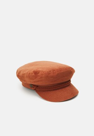 Gorra de pana naranja con una corona redondeada, detalle de banda trenzada y un pequeño acento metálico en el lateral; superficie texturizada.