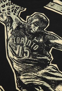 Schwarzes T-Shirt mit einer großen cremefarbenen Grafik eines Basketballspielers in einer Dunk-Pose, mit "TORONTO" und "15" deutlich sichtbar.
