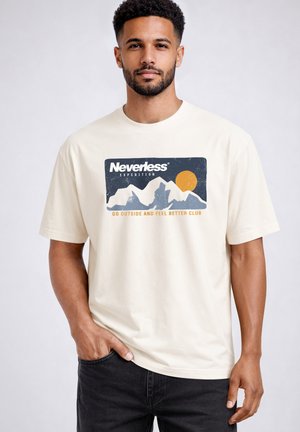Mann trägt off-white T-Shirt mit Berggrafik, Sonne und Text „Neverless Expedition“ und „Go outside and feel better club.“