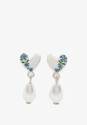 Orecchini a forma di cuore in argento con dettagli in smalto floreale blu e gocce di perla bianca. Presentano superfici lisce e un design a pendente.