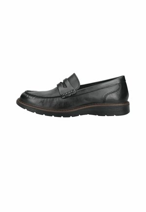 Schwarzer Herrenschuh aus Leder mit niedrigem Absatz, Nähdetail und einem Riemen über dem oberen Teil, dargestellt auf weißem Hintergrund.