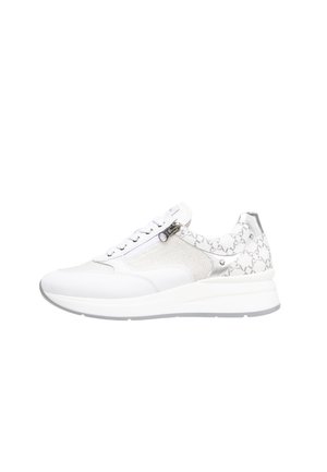 Weiße Sneaker mit einem Obermaterial aus Mesh und Leder, ausgestattet mit einem Reißverschluss, strukturierten Akzenten und einer gepolsterten Sohle für zusätzlichen Komfort.