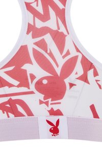 Rode en witte bralette van een gestructureerde stof, met een herhaald speelse logo en abstracte patronen, en een contrasterende logo op de tailleband.