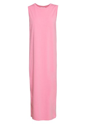 Różowa, długa, prosta sukienka bez rękawów z okrągłym dekoltem, wykonana z gładkiej tkaniny.