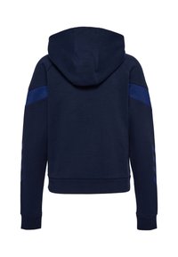 Marinblå hoodie med dragsko, ribbade ärmslut och nederkant. Har kontrasterande blå axelpaneler och vertikala ränder på ärmarna.