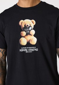 CLOSURE London BLACK HEART TEDDY TEE - T-shirts print - black