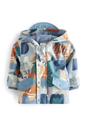 Dziecięca kurtka przeciwdeszczowa z kapturem, ozdobiona kolorowymi, abstrakcyjnymi wzorami zwierząt i kształtów w kolorach niebieskim, pomarańczowym, beżowym i zielonym, z zapięciem na zatrzaski i przednimi kieszeniami.