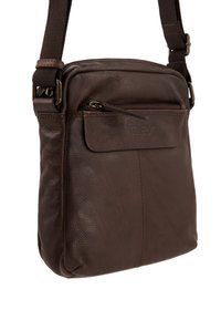 Brązowa skórzana torba crossbody o teksturowanej powierzchni, z zamykaną na zamek kieszenią z przodu, regulowanym paskiem oraz eleganckim, kompaktowym wzornictwem.
