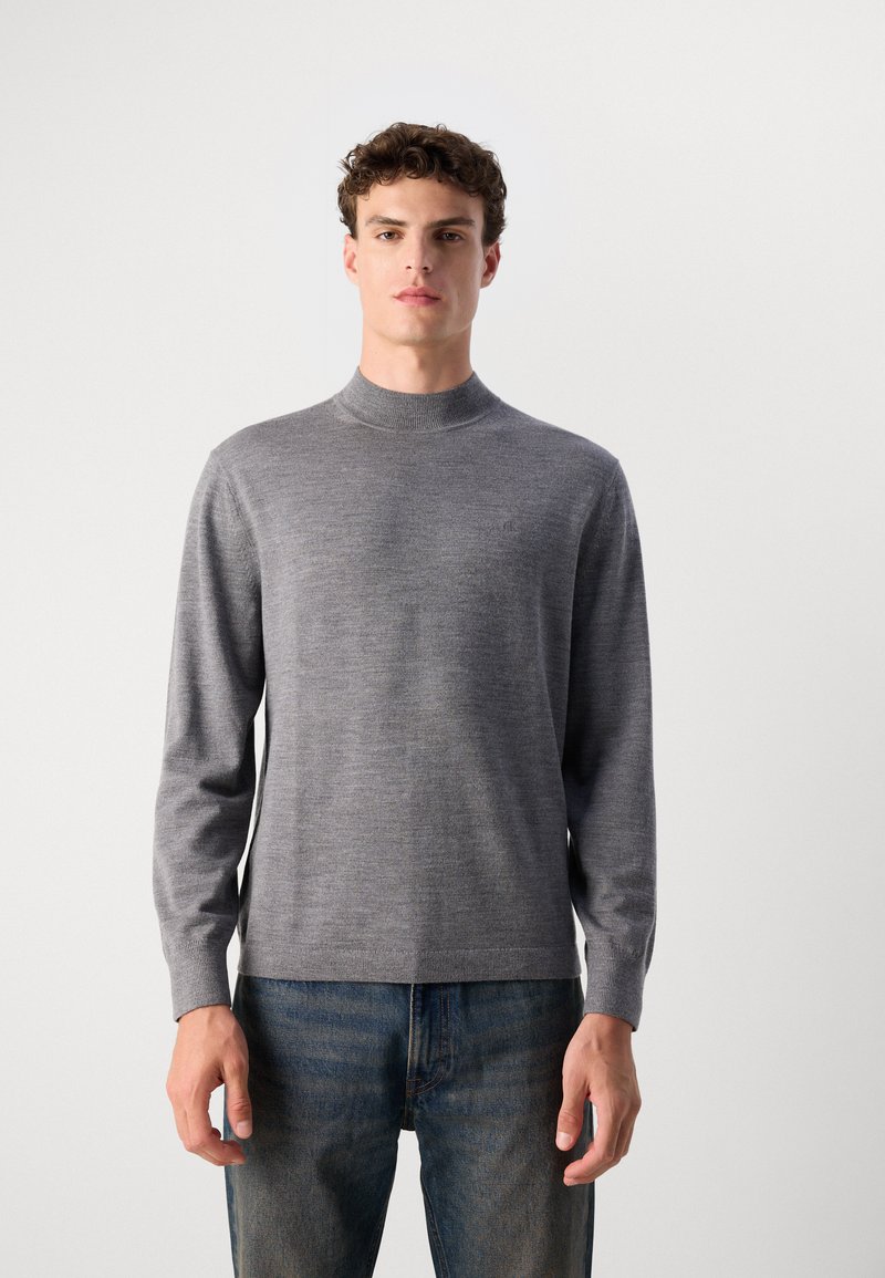 Grau langärmeliger Rollkragenpullover, weiche Textur, taillierter Schnitt, gerippte Bündchen, ohne sichtbare Muster, kombiniert mit blauen Jeans.