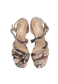 Sandały na wysokim obcasie z otwartymi palcami, w wzór węża, w kolorze beżowym i czarnym, z wieloma cienkimi paskami i zapięciem na klamrę.
