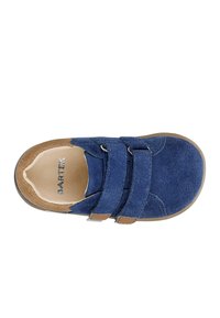 Blaue Wildlederschuhe mit runder Zehenform, zwei verstellbaren Klettverschlüssen und einem Akzent aus hellbraunem Leder. Gepolstertes Innenleben mit Gummisohle.