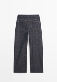 Dunkelblaue Jeans mit geradem Bein, von hinten gezeigt, mit zwei aufgesetzten Taschen und Gürtelschlaufen am Bund.