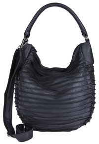 Svart läder axelväska med ribbat mönster, dragkedja upptill och justerbar rem. Har en mjuk textur och rundad form.