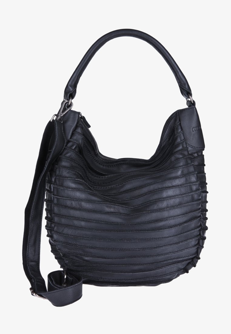 Svart läder axelväska med ribbat mönster, dragkedja upptill och justerbar rem. Har en mjuk textur och rundad form.