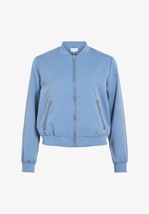 Lichtblauwe bomberjack met een rits aan de voorkant, ribbelmanchetten en -zoom, twee zijzakken met gouden ritsen en een eenvoudige ronde halslijn.