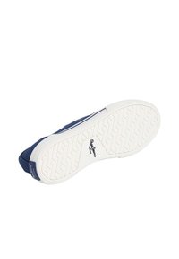 Mornarsko platneno tenisko z belo gumijasto podplatom, ki ima teksturiran vzorec in blagovno znamko na peti. Očitno šivanje in zaokrožen nos.