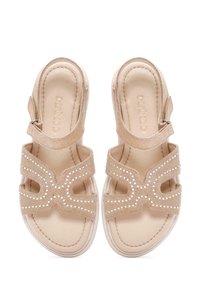 Sandali in suede beige con un design a strisce, dettagli in strass, tacco aperto e soletta imbottita per il comfort.