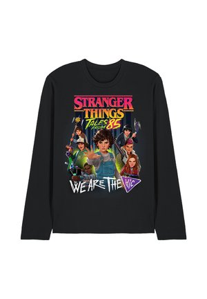Schwarzes Langarmshirt mit farbigem "Stranger Things Tales from 85"-Text und Comicfiguren, die Waffen halten, mit "We Are The H.I.C" darunter.