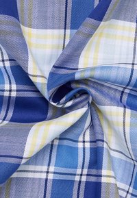 Tessuto intrecciato con un motivo a quadri blu, bianco e giallo, superficie testurizzata e linee diagonali in diverse tonalità di blu.