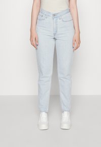 Jeans in denim azzurro chiaro con vita alta, gambe dritte e cinque tasche. Presentano un bottone e una cerniera, con una leggera scoloritura.
