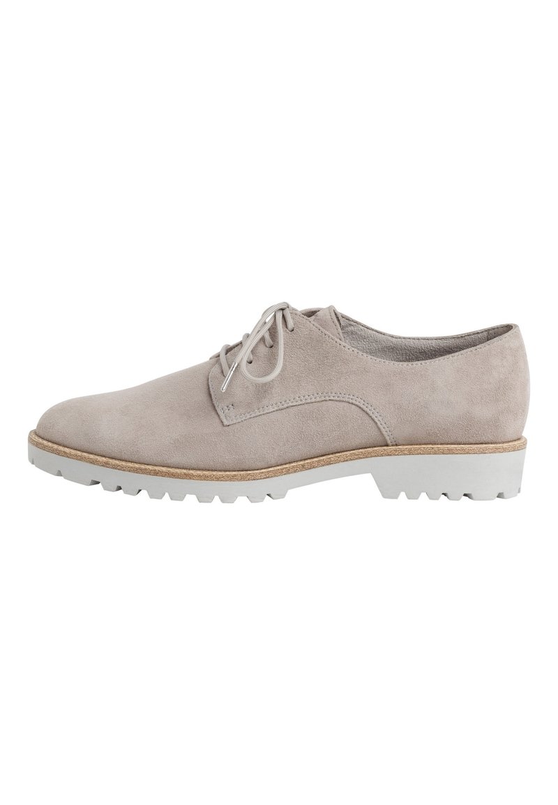 Chaussure en daim gris clair à lacets avec semelle blanche texturée et petit talon, vue de côté.