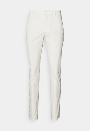 Pantaloni bianchi slim-fit realizzati in cotone leggero. Presentano una superficie liscia, tasche frontali e una vita piatta con passanti per la cintura.