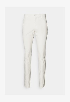 Pantaloni bianchi slim-fit realizzati in cotone leggero. Presentano una superficie liscia, tasche frontali e una vita piatta con passanti per la cintura.