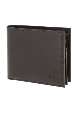 Portefeuille bifold en cuir marron foncé avec des bords cousus et un petit logo embossé dans le coin inférieur droit, légèrement ouvert en biais.
