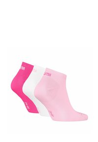 Tres pares de calcetines cortos: rosa brillante, blanco y rosa claro. Hechos de una tela suave con un ajuste ceñido y un logo sutil en el puño.