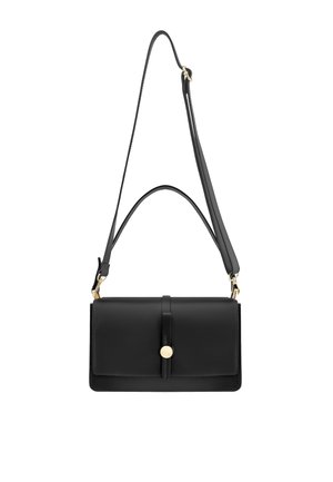 Borsa a tracolla in pelle nera con chiusura a pattina, dettagli in oro e design slim. Dotata di una tracolla rimovibile e regolabile.