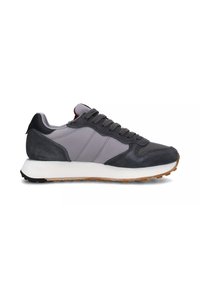 Scarpe da ginnastica grigie con tomaia in suede e tessuto, design dei pannelli a contrasto, chiusura con lacci, intersuola bianca e suola in gomma.