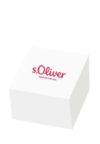 Caja rectangular blanca con un logo impreso en rojo "s.Oliver" y la frase "FASHION FOR LIFE" en la tapa. Superficie mate y suave.