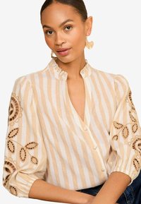 Love & Roses RUFFLE V NECK 3/4 SLEEVE - REGULAR FIT - Gombos blúz - beige cutwork