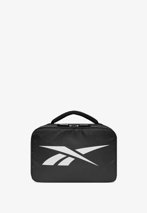 Kompaktowa czarna prostokątna kosmetyczka z uchwytem, zamkiem błyskawicznym oraz dużym stylizowanym białym logo na froncie.