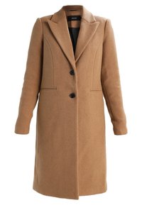 Cappotto in lana cammello con silhouette sartoriale, rever a toppa e due bottoni neri. Presenta tasche laterali e una finitura testurizzata.