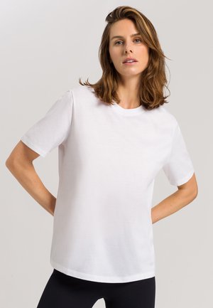 T-shirt bianca in cotone con maniche corte, scollo tondo e vestibilità comoda. Tessuto liscio e design semplice, senza motivi o grafiche.