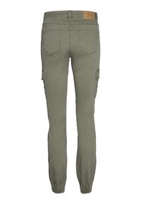 Olivgröna cargo-byxor med en tight passform, elastiska mudd, två sidfickor och en läderlapp vid midjan.