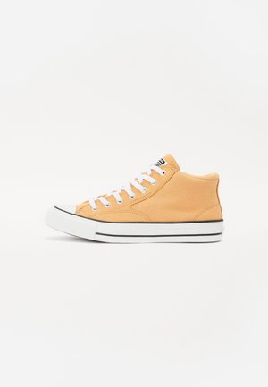 Hoge sneakers in oranje canvas met witte veters, zwarte accenten en een rubberen zool. Heeft een ronde neus en stikdetails.