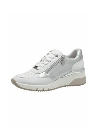 Fehér sneaker ezüst díszítéssel, fűzőkkel, cipzáras záródással, perforált részletekkel és texturált, wedge stílusú talppal.