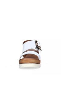 Sandal in pelle bianca con punta aperta, ampia fascia e fibbia decorativa. Piattaforma color marrone chiaro e suola bianca. Taglia 37 indicata all'interno.