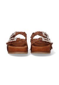 Sandalias de plataforma de ante marrón con detalles de flecos, dos correas anchas con grandes hebillas de strass y una suela de goma texturizada.