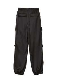 Schwarze Cargo-Hose aus glattem Stoff, mit elastischem Bund, seitlichen Taschen und elastischen Bündchen an den Knöcheln.