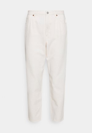 Weiße, hoch taillierte, schmal zulaufende Hose mit Fronttaschen, Gürtelschlaufen und Knopf- und Reißverschluss, dargestellt auf neutralem Hintergrund.