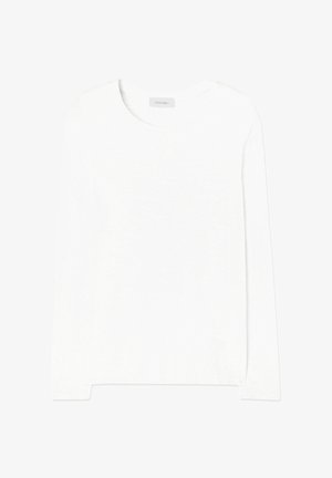 Balts garām piedurknēm T-krekls, izgatavots no vieglas auduma. Iezīmē apaļu apkakli un nedaudz teksturētu virsmu bez redzamām rakstainām vai akcentētām detaļām.