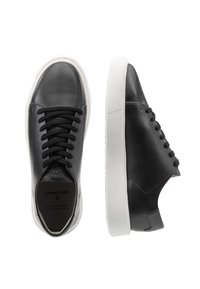 Černé kožené tenisky s hladkým povrchem, kulatou špičkou a bílou gumovou podrážkou. Mají černé tkaničky a jemné logo na stélce.